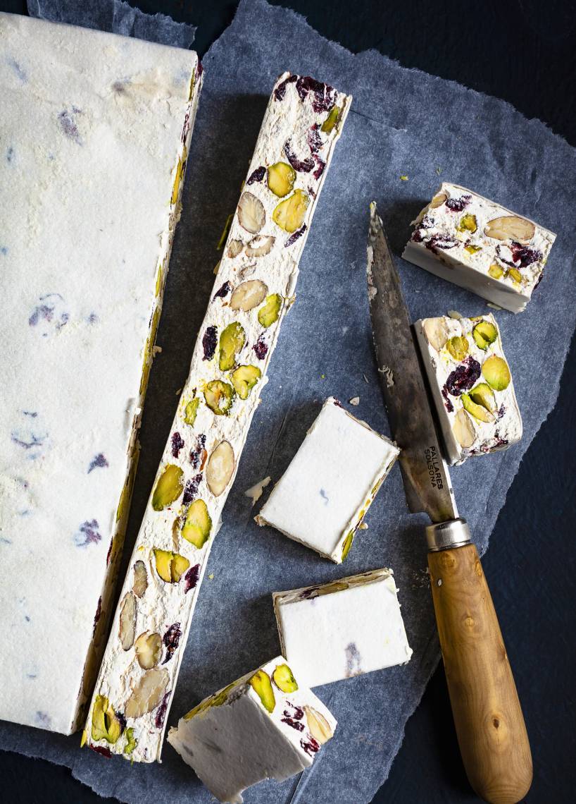 Mandel-Nougat mit Cranberries