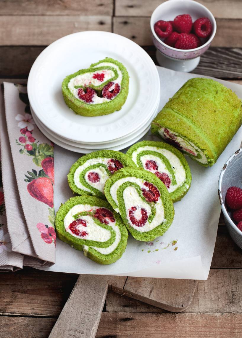 Matcha-Biskuitrolle mit Himbeeren