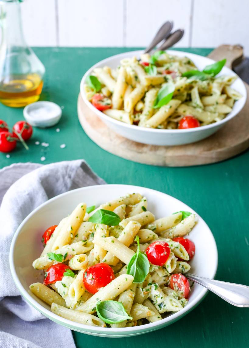 Nudelsalat mit Kräuterdressing, Tomaten und Mozzarella