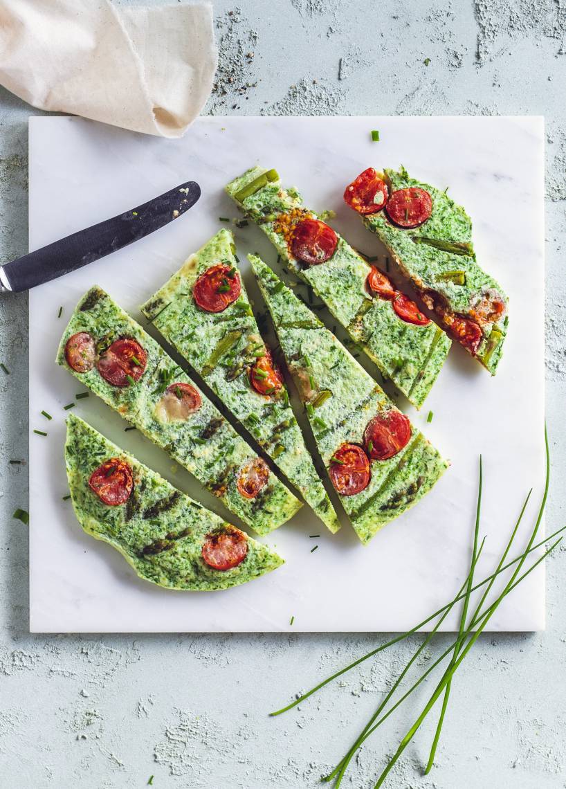 Omelett mit grünem Spargel und Schnittlauch