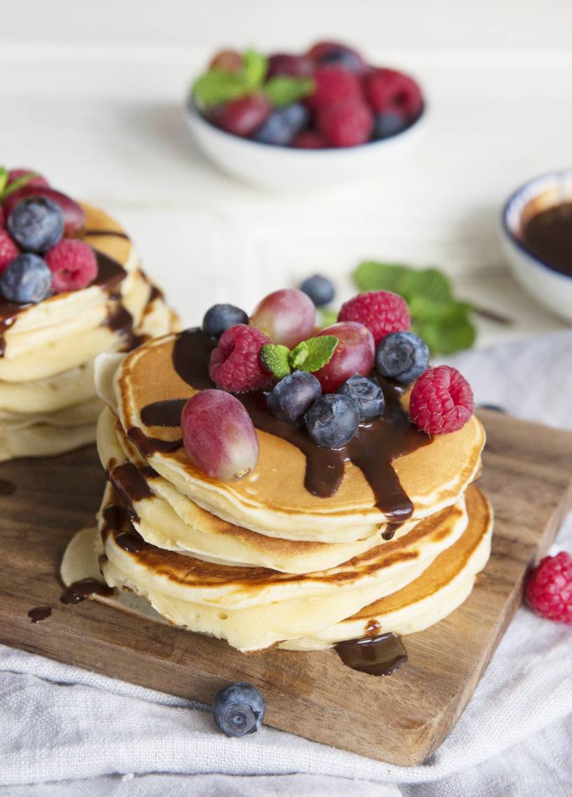 Pancakes mit Früchten und Schokosoße
