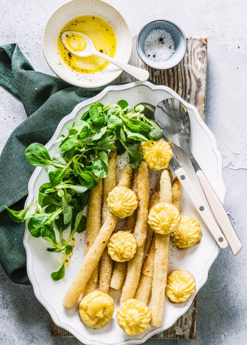 Panierter Spargel mit Salat und Herzoginkartoffeln