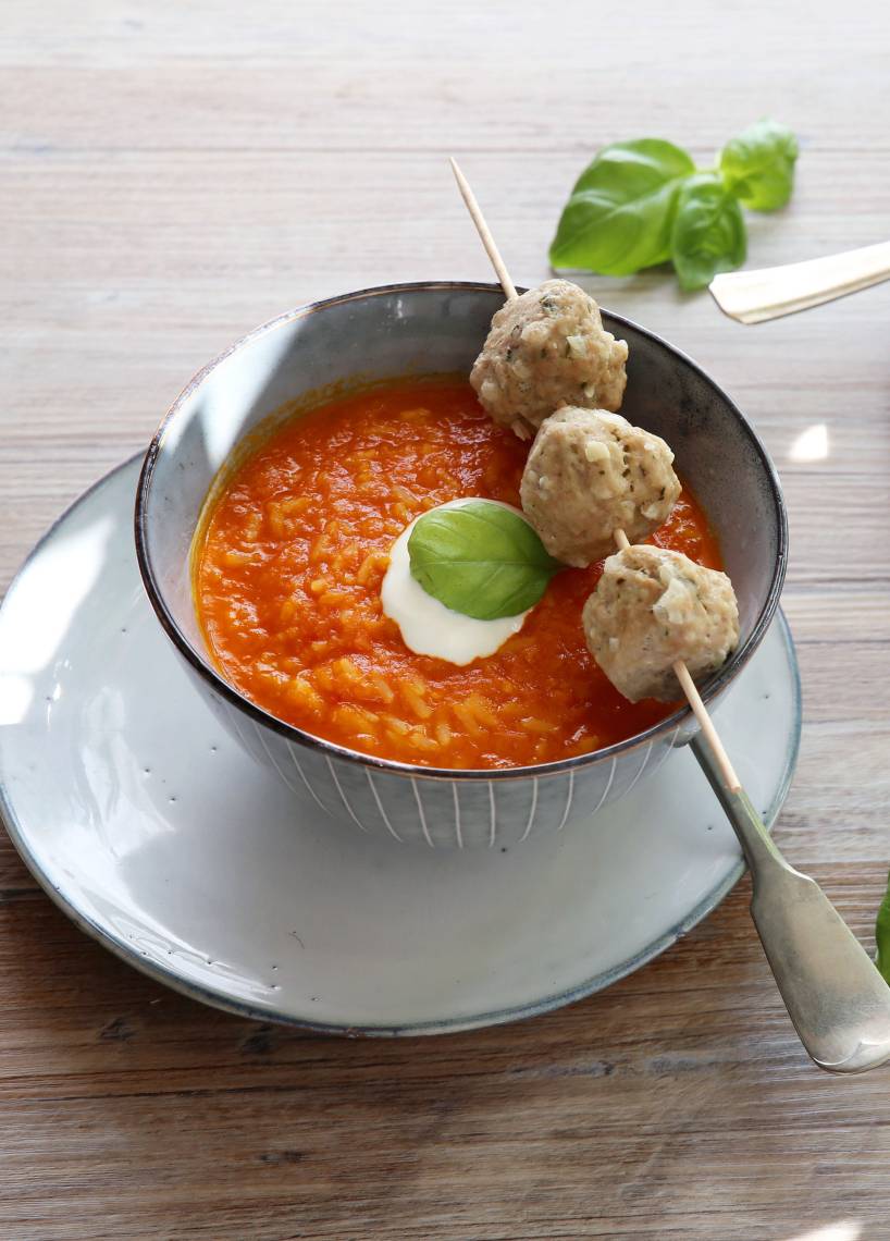 Paprika-Reis-Suppe und Hackbällchen