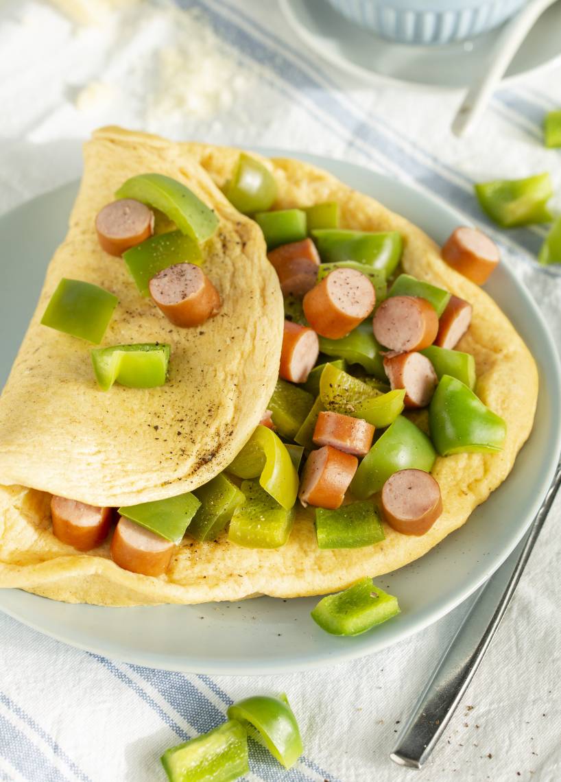 Parmesan-Omelett mit Würstchen