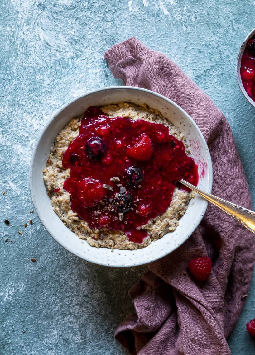 Porridge mit Waldbeergrütze
