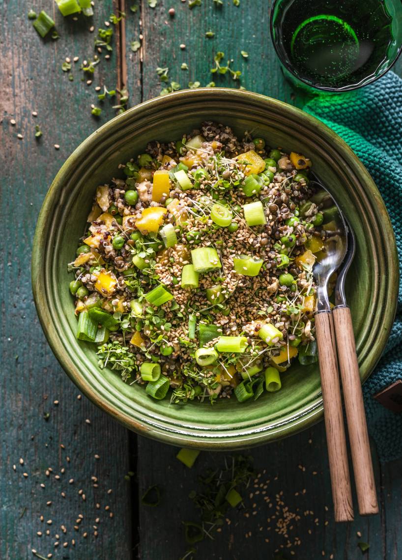 Quinoa-Linsen-Salat mit Sesamdressing