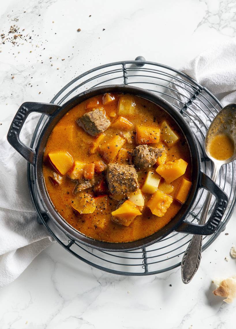 Indischer Rindercurry-Topf mit Datteln