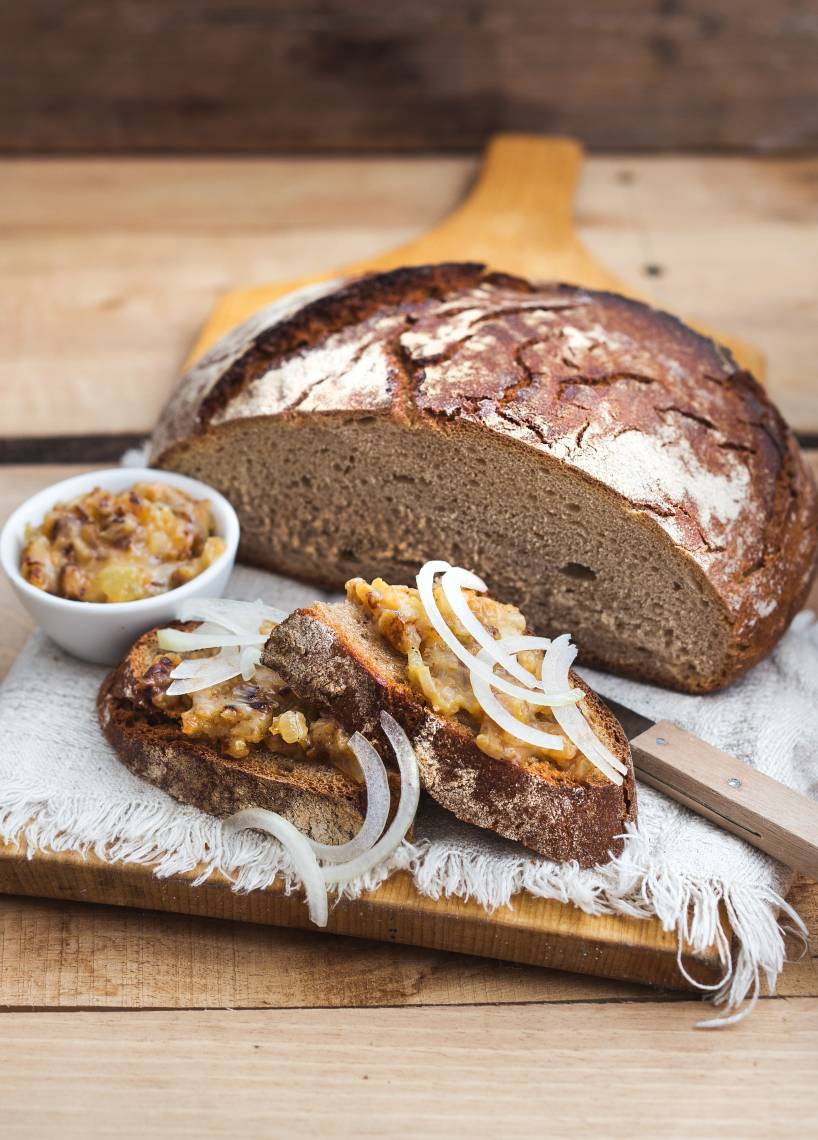 Roggenlandbrot mit Zwiebelschmalz