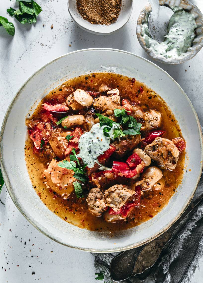 Schaschliktopf mit weißen Bohnen