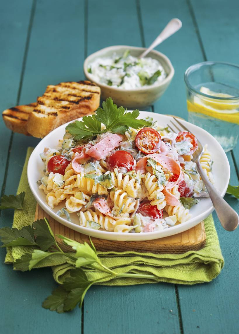 Schneller Nudelsalat mit Zaziki-Dressing