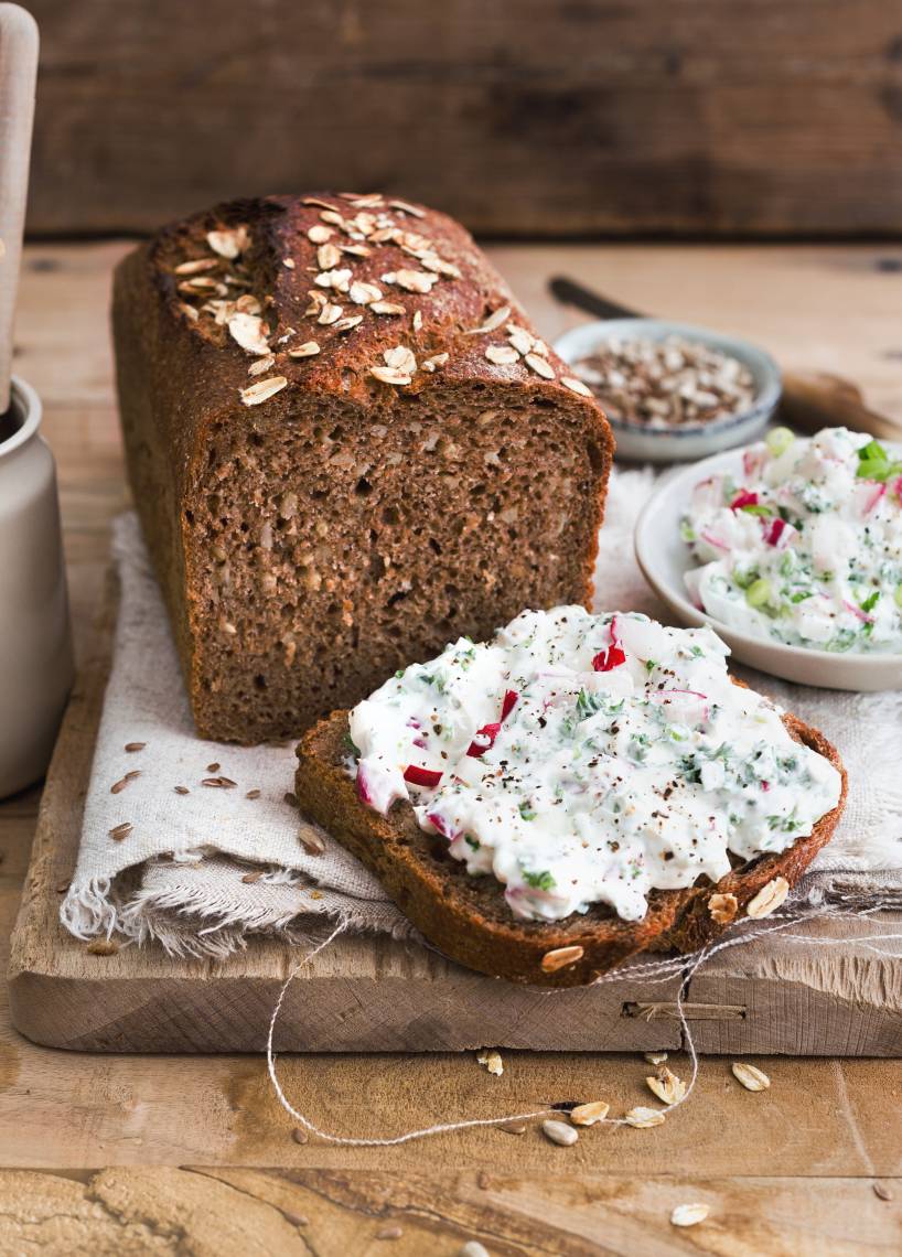 Schwarzbrot mit Kräuterquark