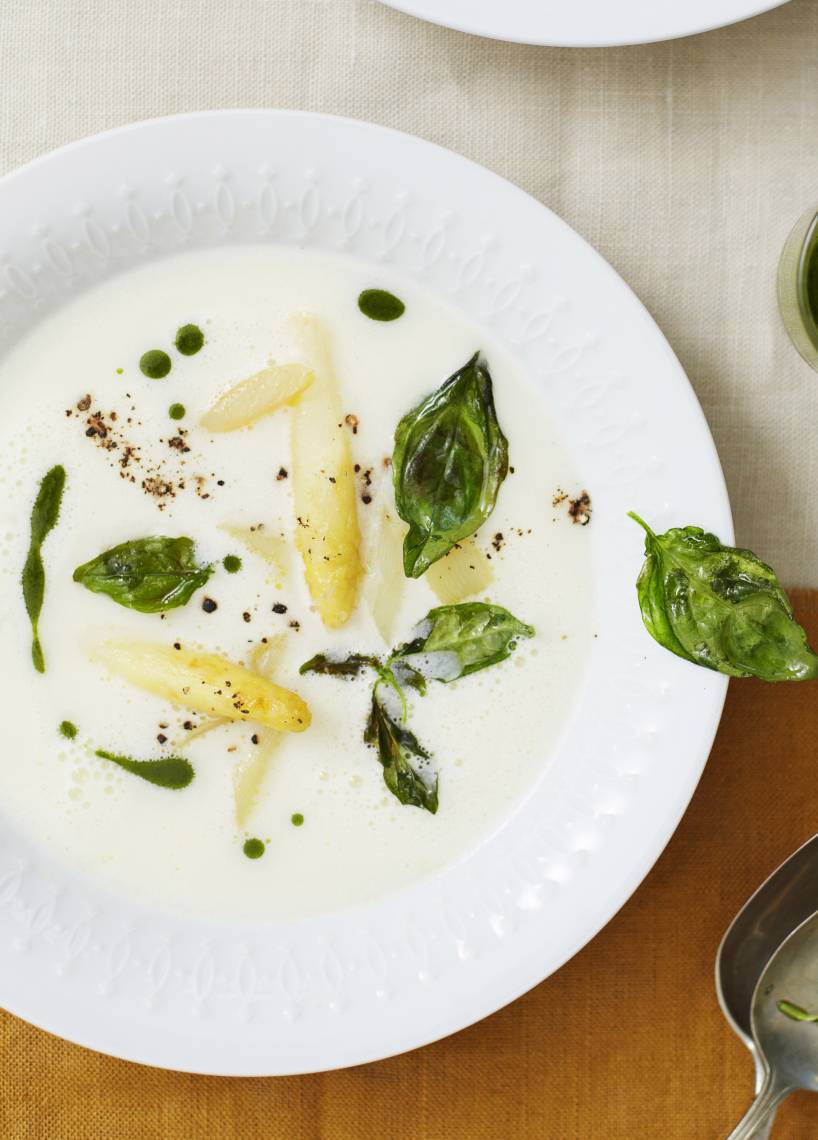 Spargelcremesuppe mit Basilikumöl