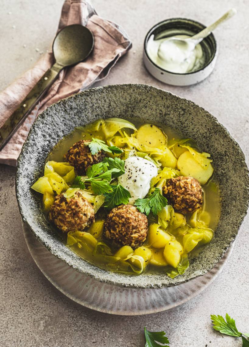 Spitzkohleintopf mit veggie-Hackbällchen