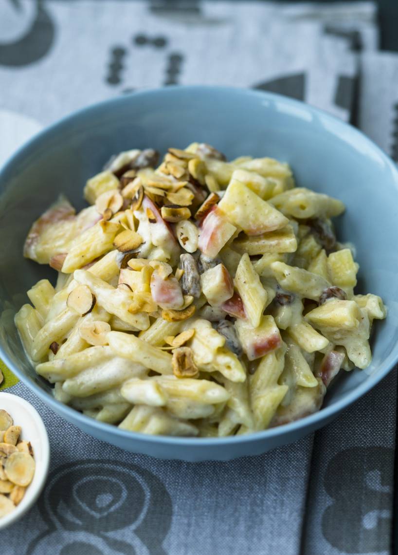 Süße Nudeln mit Apfel und Haselnuss