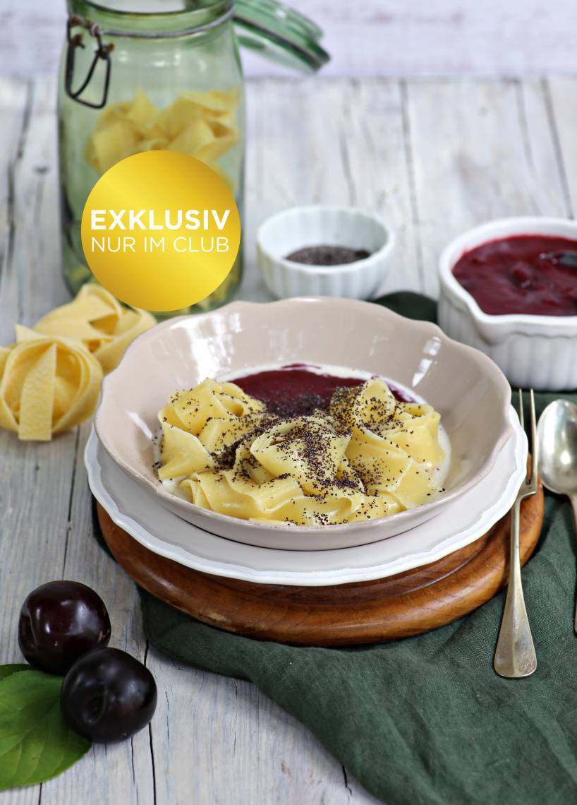 Süße Pflaumennudeln mit Mohn im Milchsud