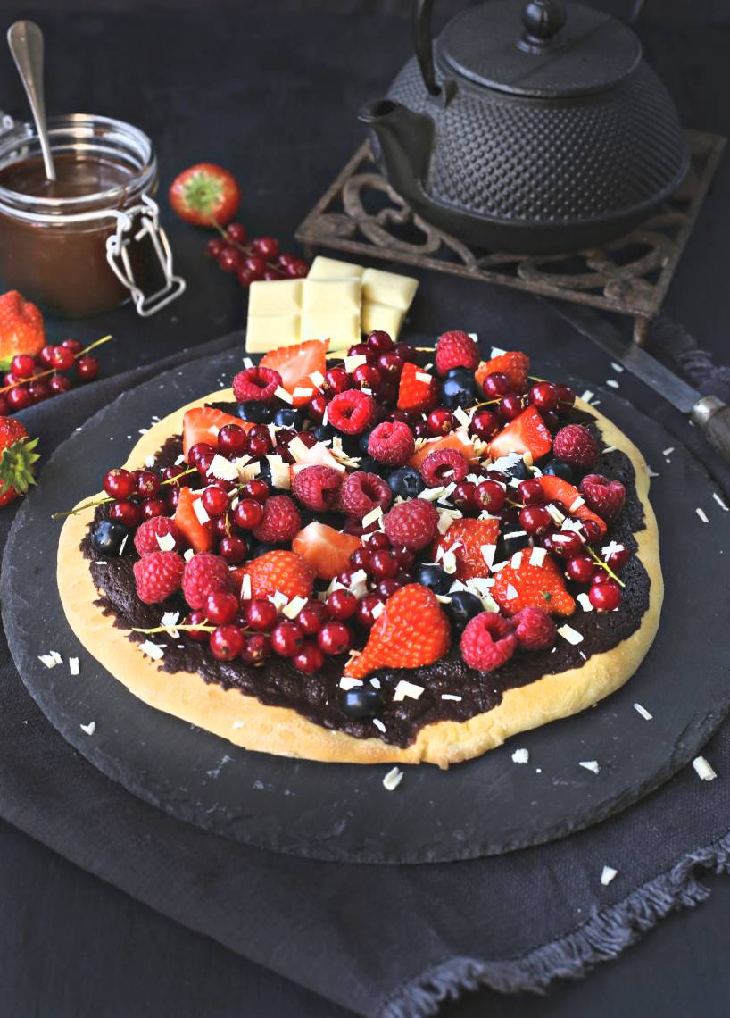 Süße Pizza mit Beeren