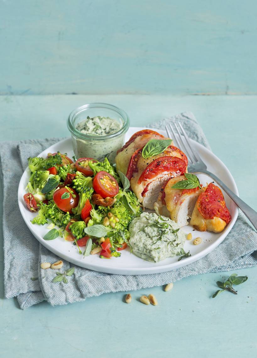Überbackenes Tomate-Mozzarella-Hähnchen mit Brokkolisalat und Basilikumdip
