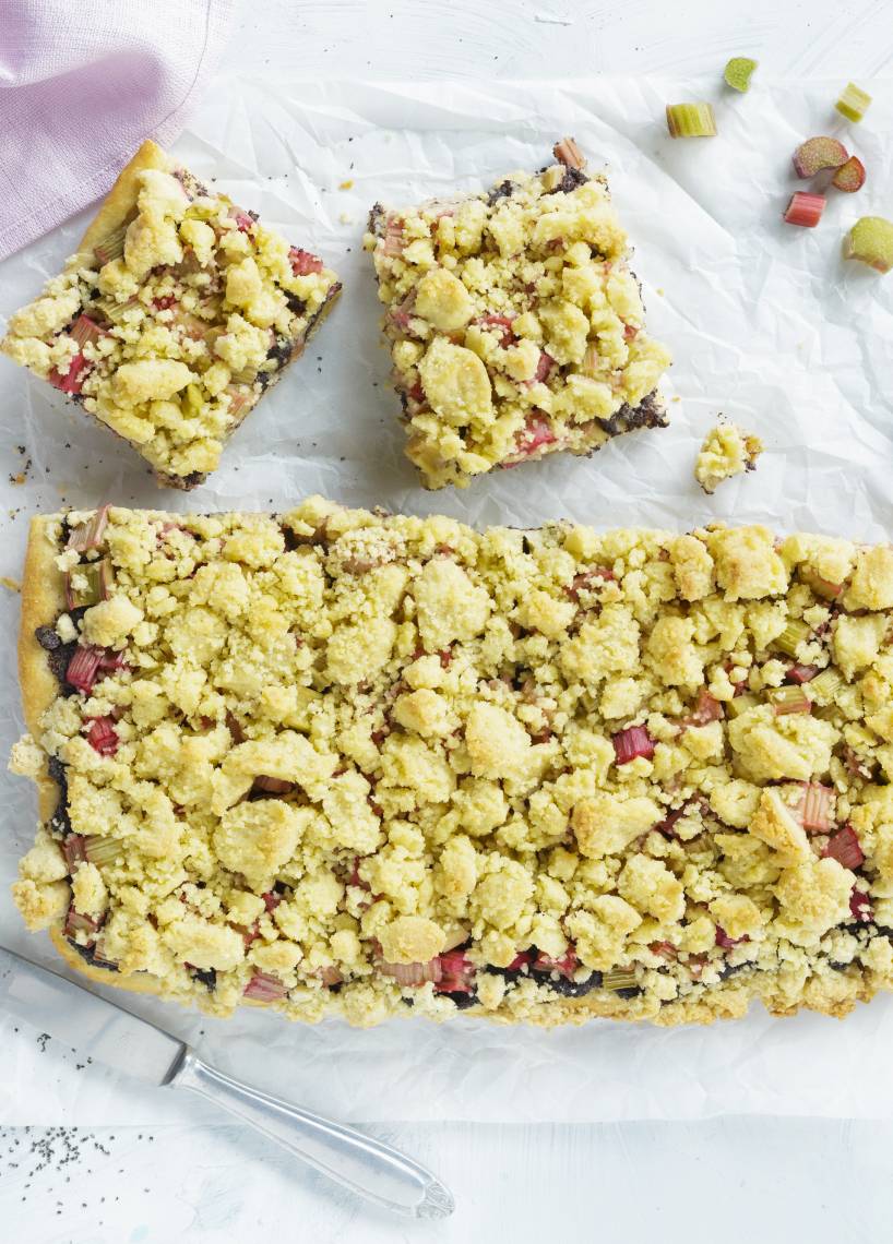 Vanille-Streuselkuchen vom Blech mit Mohn und Rhabarber