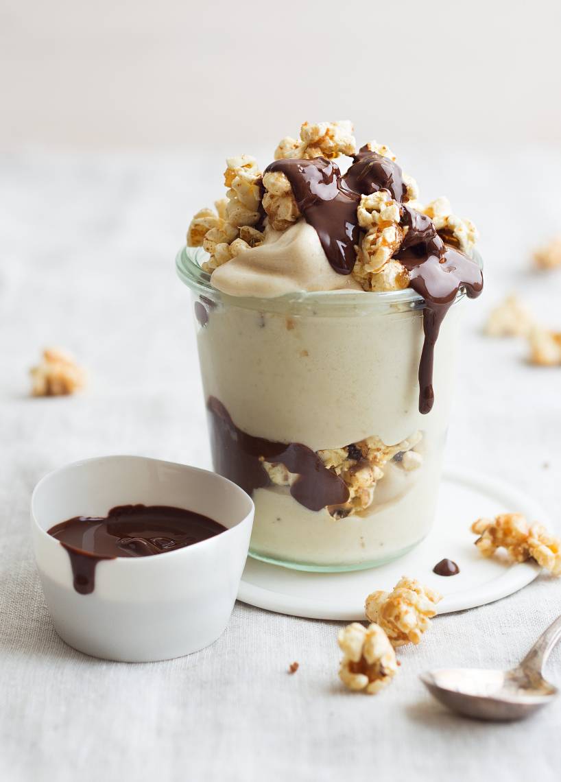 Vanilleeis mit Karamellpopcorn und Baileys-Schokosoße
