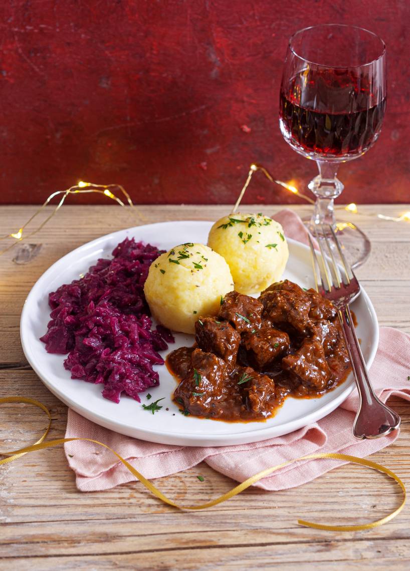 Wildgulasch mit Rotkohl und Klößen