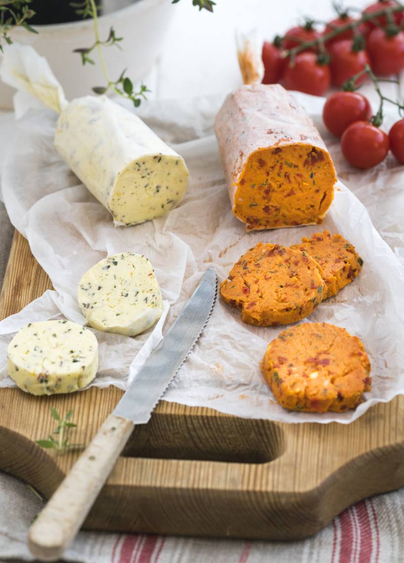 Zitronen-Kräuterbutter und Tomatenbutter