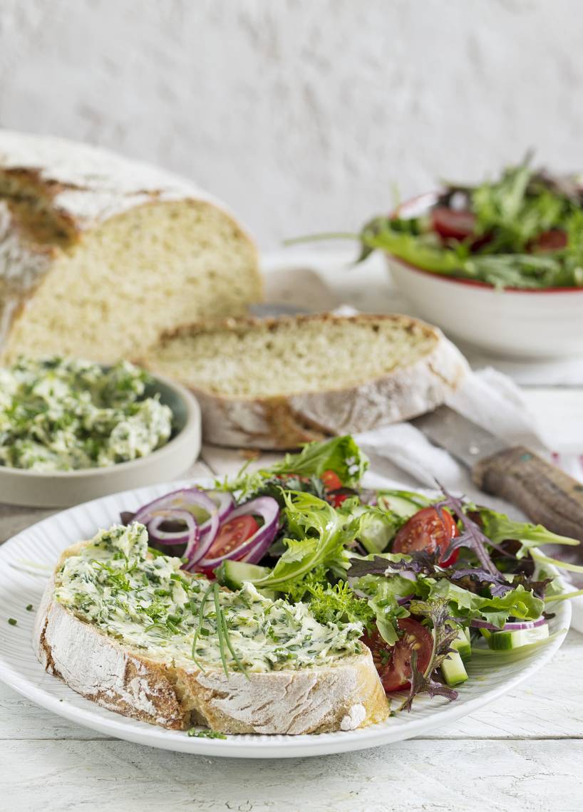 Zucchinibrot mit Kräuterbutter