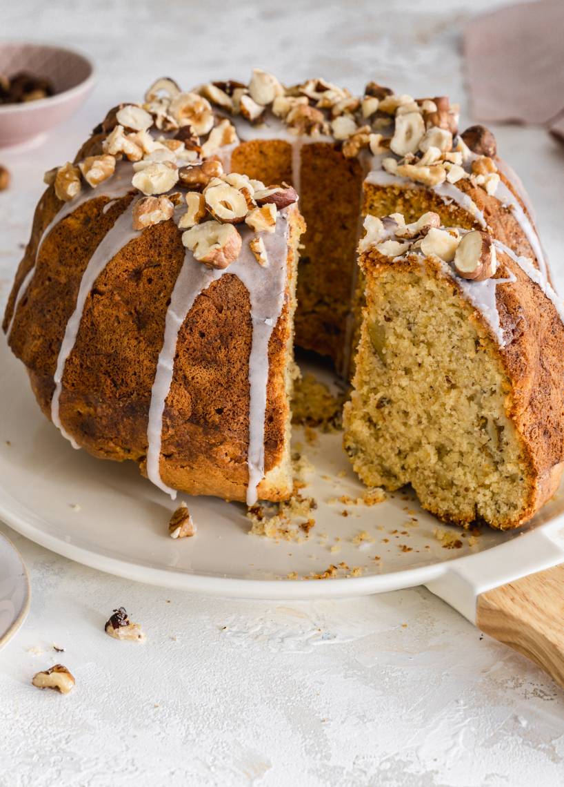 Birnen-Nuss-Gugelhupf mit Vanilleglasur