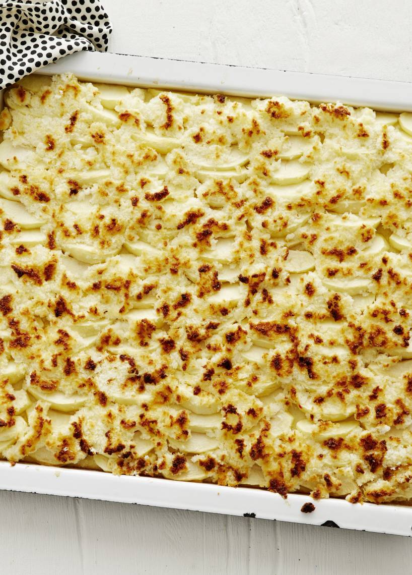 Buttermilch-Blechkuchen mit Apfel und Kokos