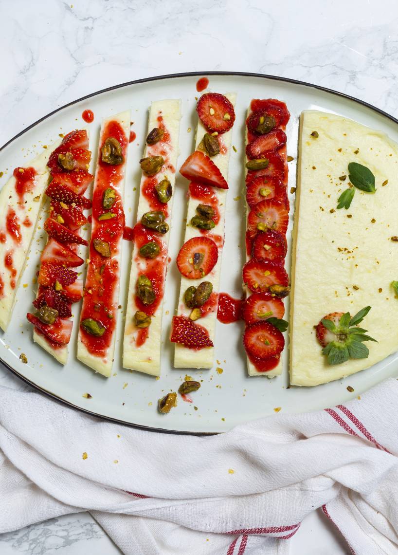 Grieß-Quark-Schnitten mit Pistaziencrunch und Erdbeerersoße in Dampfgar-Auflaufform