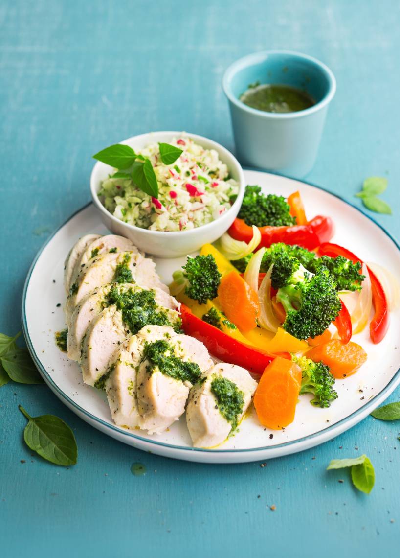 Hähnchenbrustfilet sous-vide mit Gemüse und Salat