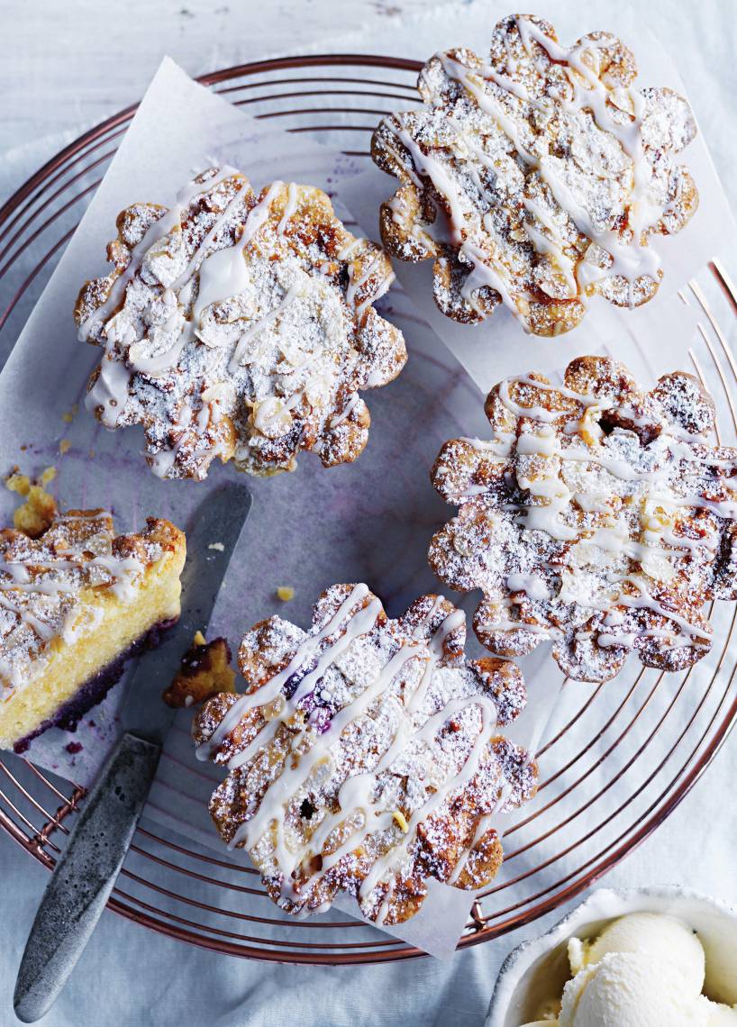 Mandeltarta mit Beerenkonfitüre