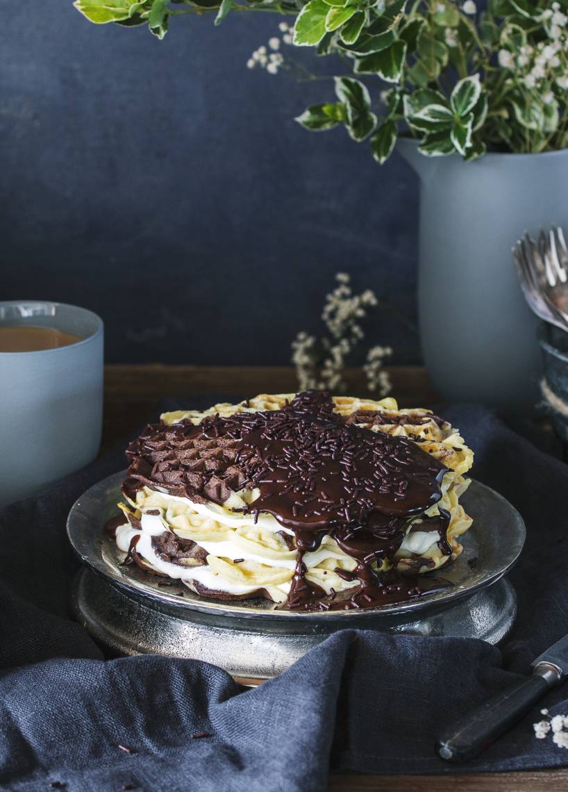 Marmorwaffelturm mit Schokoladensoße