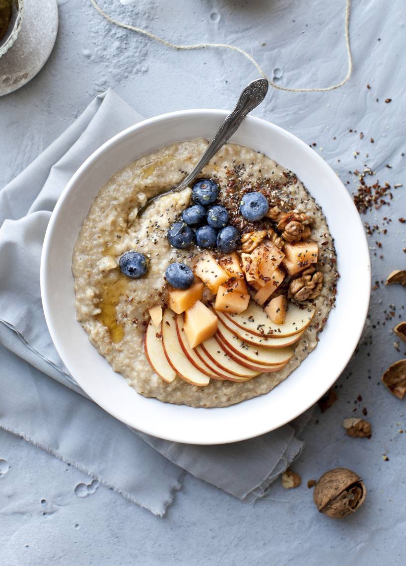 Porridge mit Apfel und Blaubeeren