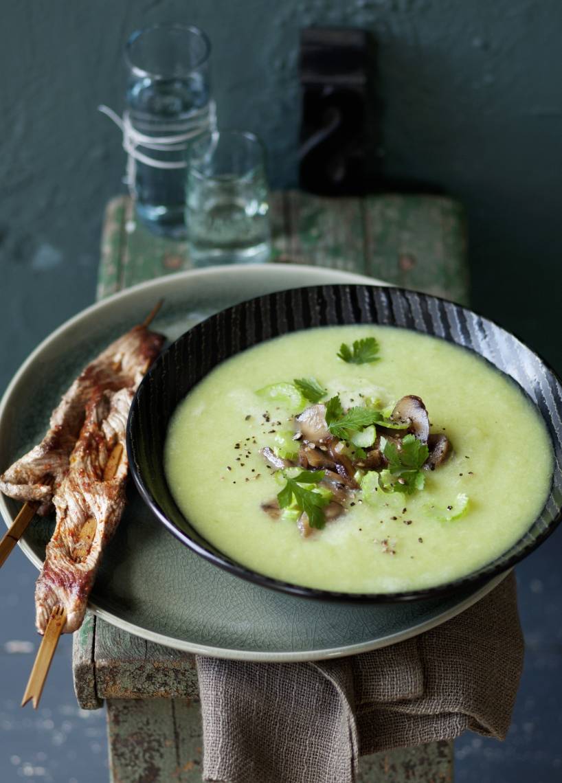 Rosenkohl-Sellerie-Cremesuppe mit Lammspießen