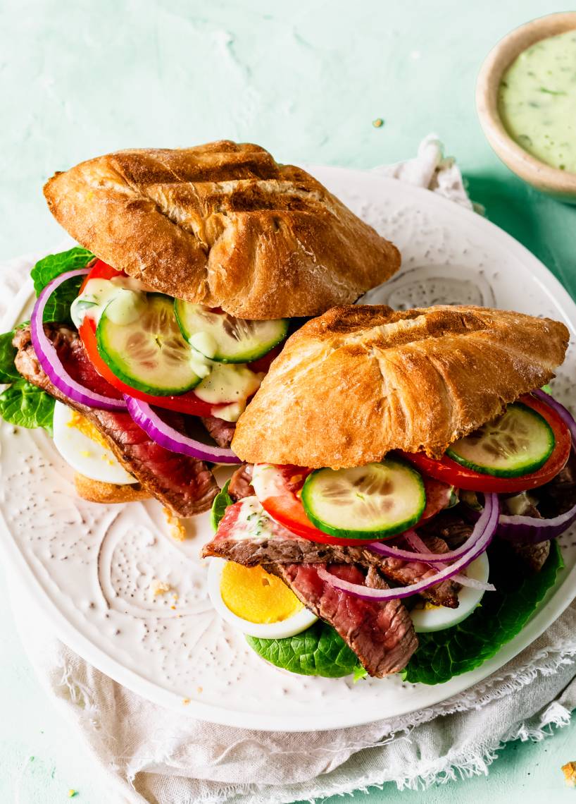 Rustikales Sandwich mit Kräuter-Remoulade