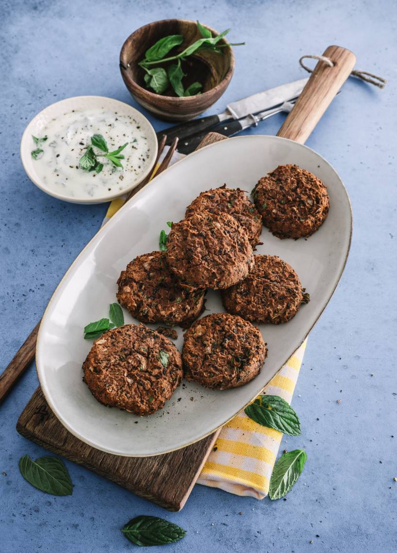 Schwarze Bohnen Frikadellen mit Joghurt Minz-Dip