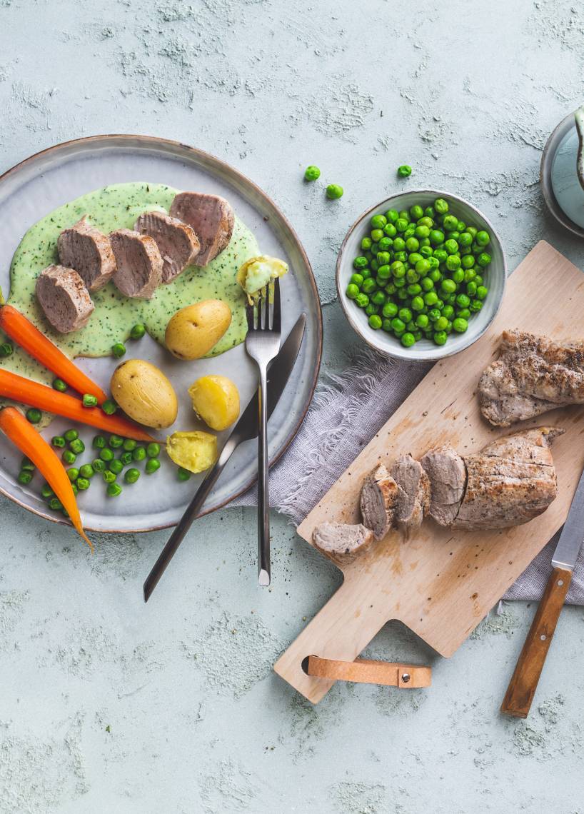 Schweinefilet mit Kartoffeln, Karotten, Erbsen und Kräutersoße