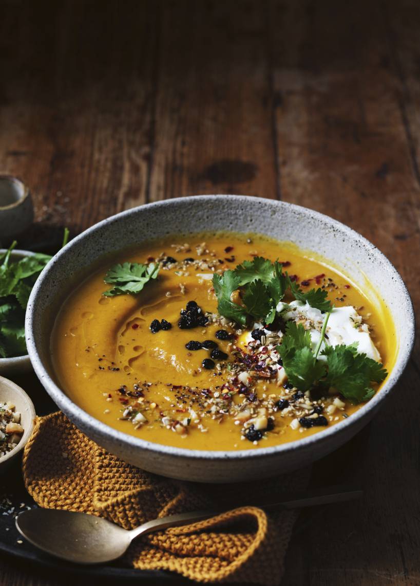 Vegane Kürbissuppe mit Nuss-Dukkah