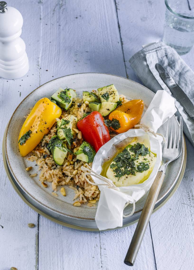 Bunte Antipasti mit Halloumi-Kräuter-Päckchen und Reis