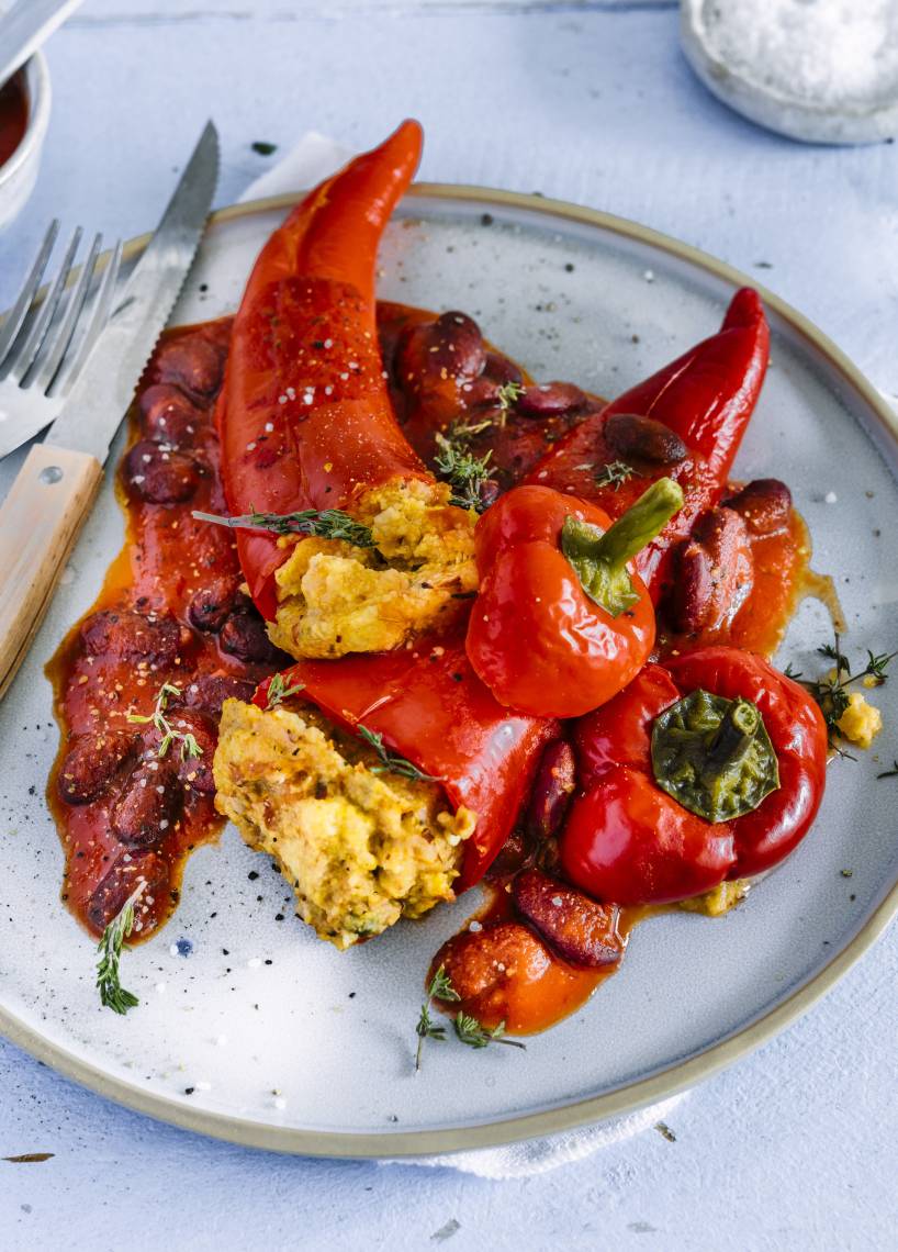 Mit Polenta gefüllte Spitzpaprika mit Tomaten-Bohnen-Soße