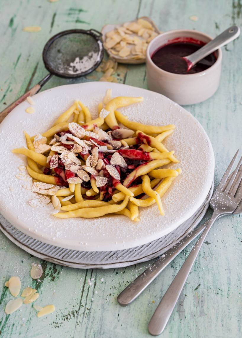 Süße Schupfnudeln mit fruchtiger Beerensoße