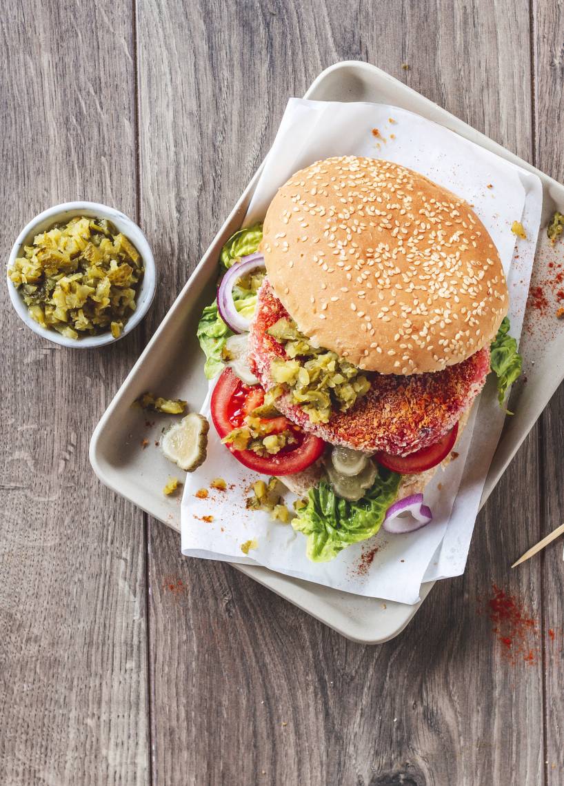 Vegane Burger mit Süßkartoffelpatty und Gurkenchutney