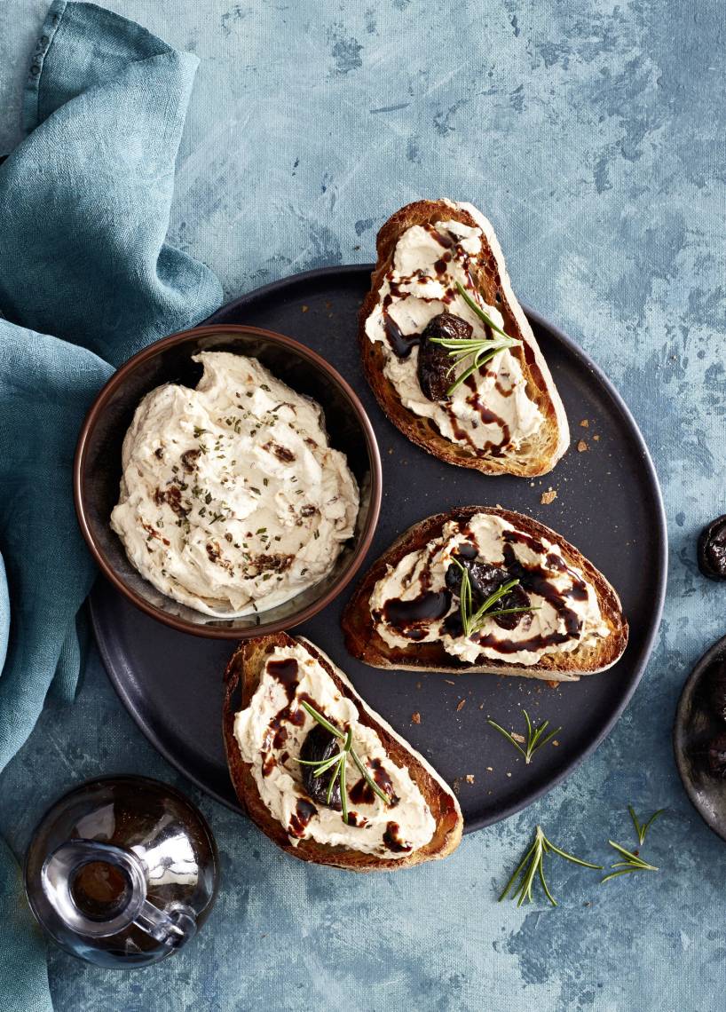 Pflaumen-­Rosmarin-Creme mit Balsamicosirup