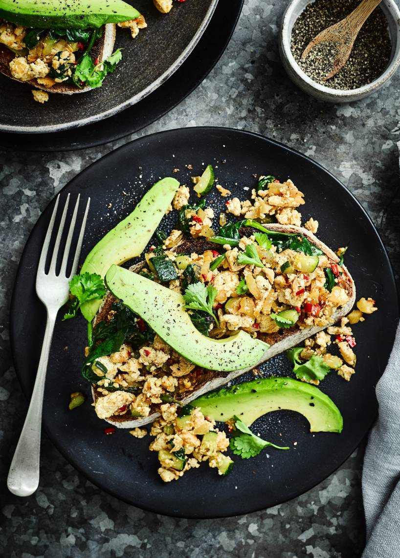 Tofu-Scramble mit Avocado