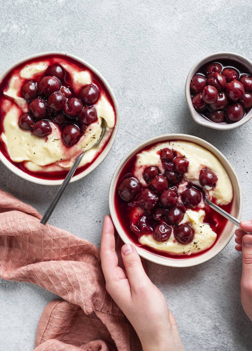 Grießpudding mit Kirschen