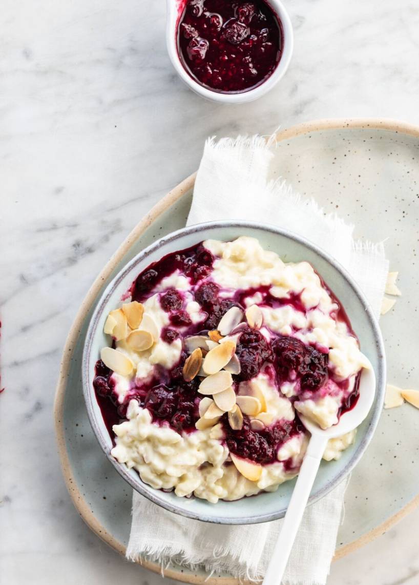 Mandelmilchreis mit Beerenkompott