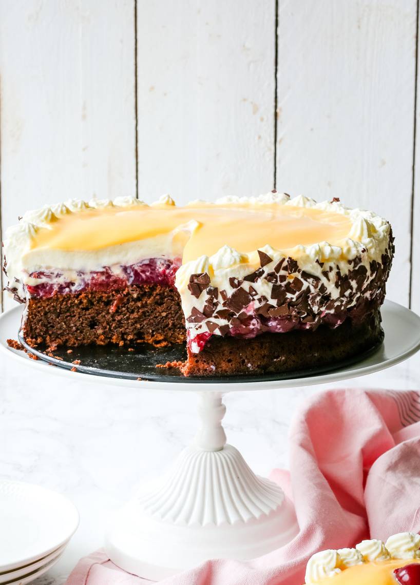 Eierlikörtorte mit Kirschen