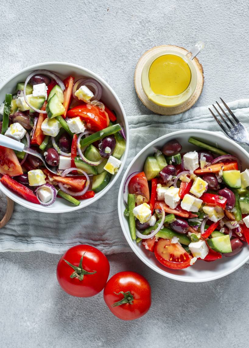 Griechischer Bauernsalat mit hellem Balsamicodressing