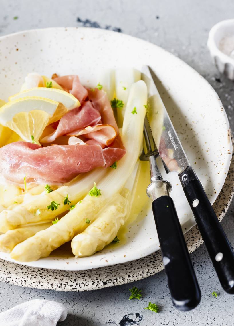 Spargel mit Kartoffeln und Sauce hollandaise