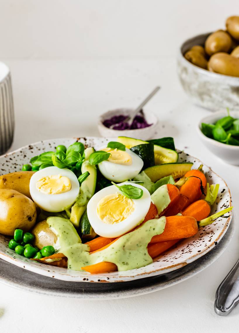 Frühlingsgemüse mit Kräutersoße und Ei